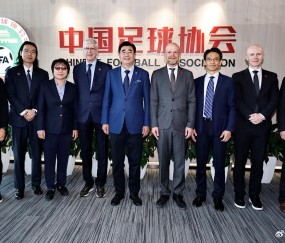 在线竞技-FIFA秘书长、温格一行到访中国足协，考察国家足球青训中心